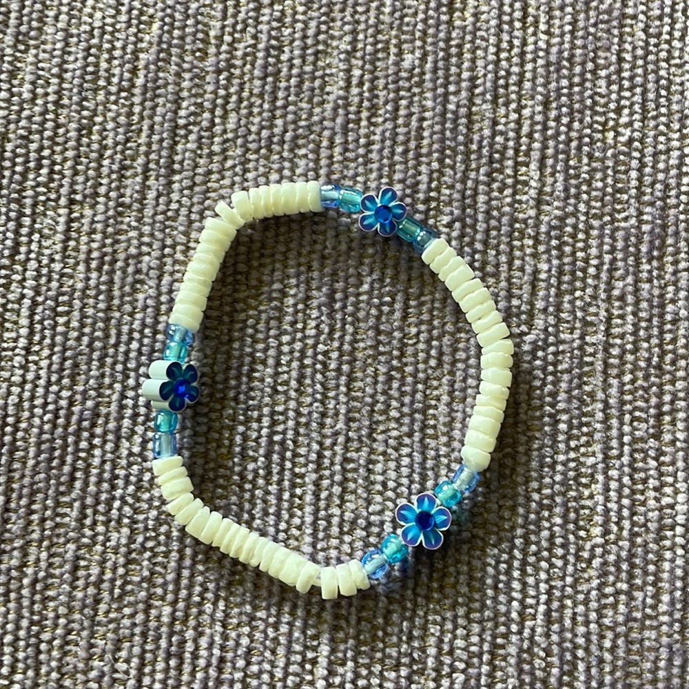 💗hi💗 this is a very cute blue flower bracelet!